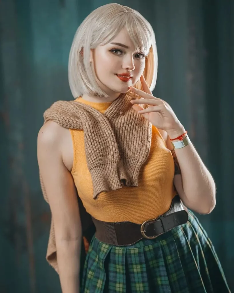 Ashley-Graham-luce-su-clasico-atuendo-en-encantador-cosplay-de-Resident-Evil-4-1